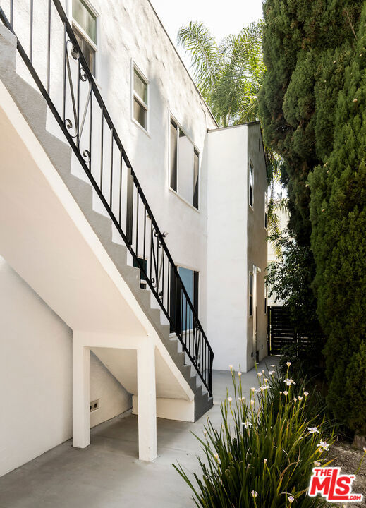 151 S Rexford Drive, Beverly Hills CA: https://media.crmls.org/mediaz/5752ea5c-41f6-45e2-8f81-26d9f6a8f070.jpg