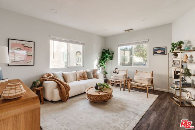 4427 Alumni Avenue, Los Angeles CA: https://media.crmls.org/mediaz/5755d128-ede3-4ac3-b2d9-25d4ddcf659e.jpg