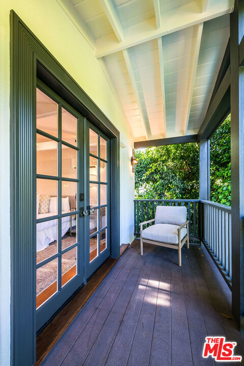 10445 Valley Spring Lane, Toluca Lake CA: https://media.crmls.org/mediaz/5756e938-84ff-4e41-a45e-717e1550275e.jpg