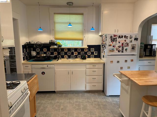 1024 Elsinore Ave, Oakland CA: https://media.crmls.org/mediaz/57589678-a9e9-44a2-a657-42fe3c193ba7.jpg