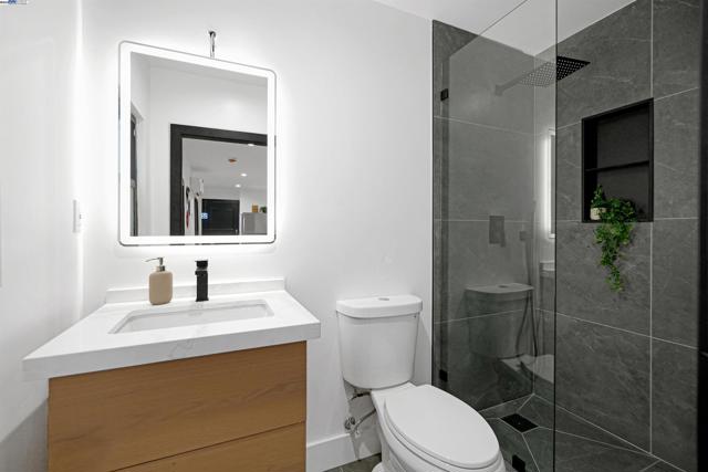 5229 Miles Ave, Oakland CA: https://media.crmls.org/mediaz/57596458-995e-4b86-8e96-f412741ef0da.jpg