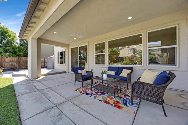 2288 Jessica Way, Tracy CA: https://media.crmls.org/mediaz/5759bf94-9d1f-4472-91bd-c7f81d2e899f.jpg