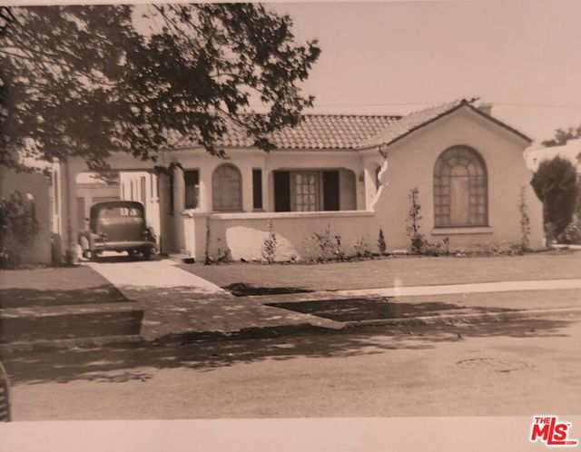 3029 S Norton Avenue, Los Angeles CA: https://media.crmls.org/mediaz/575affd1-cf22-4bd2-a1b8-86803b22a517.jpg