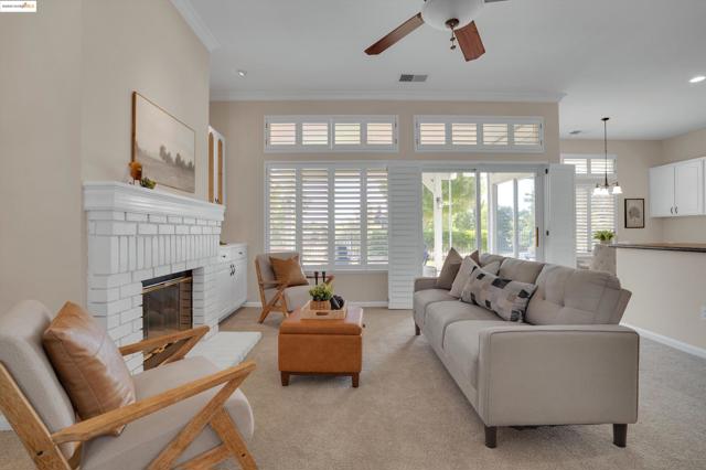 540 Central Park Pl, Brentwood CA: https://media.crmls.org/mediaz/575b9f43-9504-430d-b73a-7c0d4c7f7324.jpg