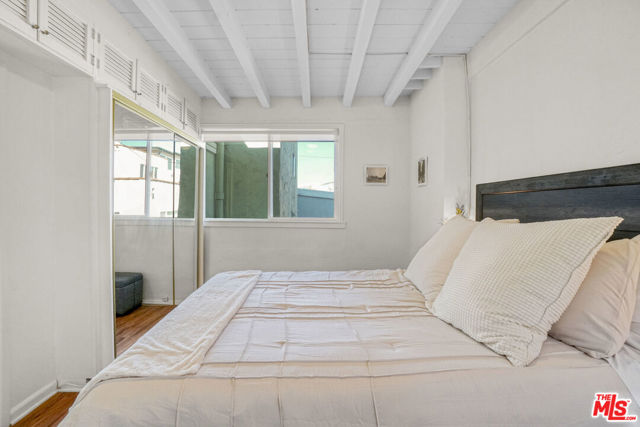 4400 Ocean Drive, Manhattan Beach CA: https://media.crmls.org/mediaz/575df3fb-1611-4bf4-9c43-37ef8155c0f4.jpg