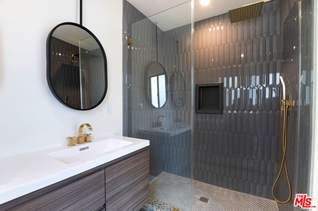 449 S Citrus Avenue, Los Angeles CA: https://media.crmls.org/mediaz/575e403b-e658-42d7-aea5-5b0560d94694.jpg
