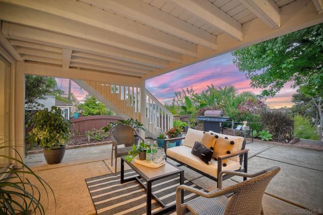7219 Mimosa Dr, Carlsbad CA: https://media.crmls.org/mediaz/575e63d0-cbdc-4866-b89c-386b46e39bd0.jpg