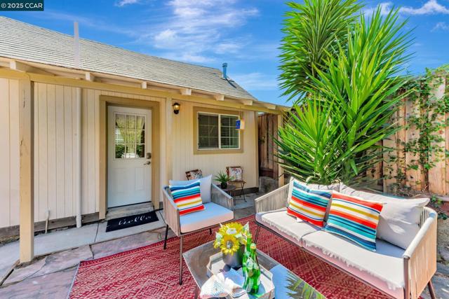 941 45Th St, Oakland CA: https://media.crmls.org/mediaz/575e994f-10ed-4241-8807-b70888fa8037.jpg