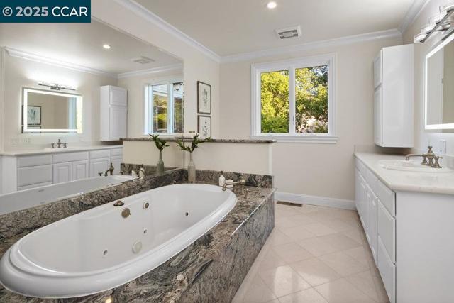 128 Oak Rd, Orinda CA: https://media.crmls.org/mediaz/575f5622-e060-40d4-aa49-2f4cbf375896.jpg