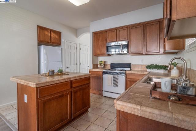 1526 Cat Tail Dr, Stockton CA: https://media.crmls.org/mediaz/575f8e88-188a-4e12-b0f2-f3ac0e8035c3.jpg