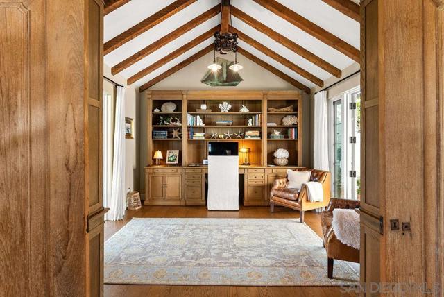 7725 Whitefield Pl, La Jolla CA: https://media.crmls.org/mediaz/575fd126-7b83-4b0c-a160-135a3d8f48fa.jpg