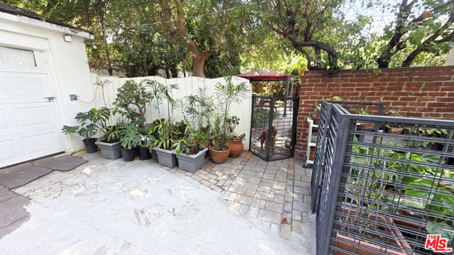 728 S Windsor Boulevard, Los Angeles CA: https://media.crmls.org/mediaz/576037a5-87c0-4555-a86d-4e7248441adc.jpg