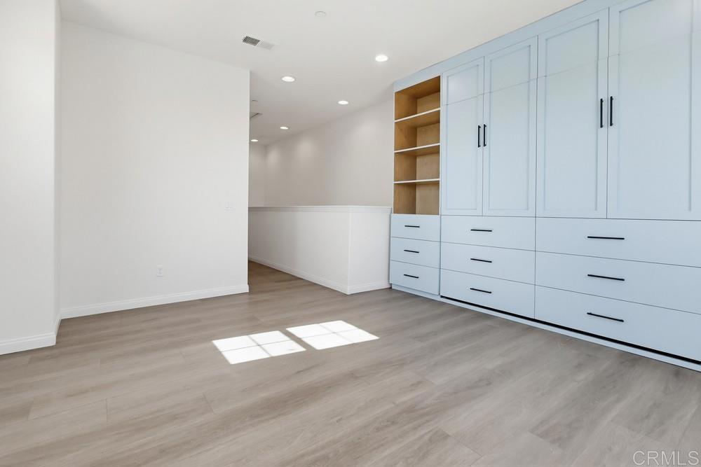https://media.crmls.org/mediaz/5760b750-9d78-4bf1-913a-fc4fc99af78a.jpg?preset=X-Large