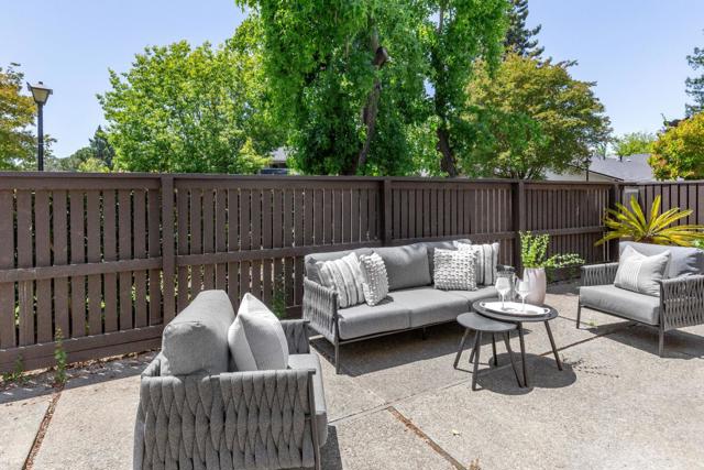 2435 Sharon Oaks Drive, Menlo Park CA: https://media.crmls.org/mediaz/5760dc1d-df45-46c6-9eae-e7042b2f6189.jpg