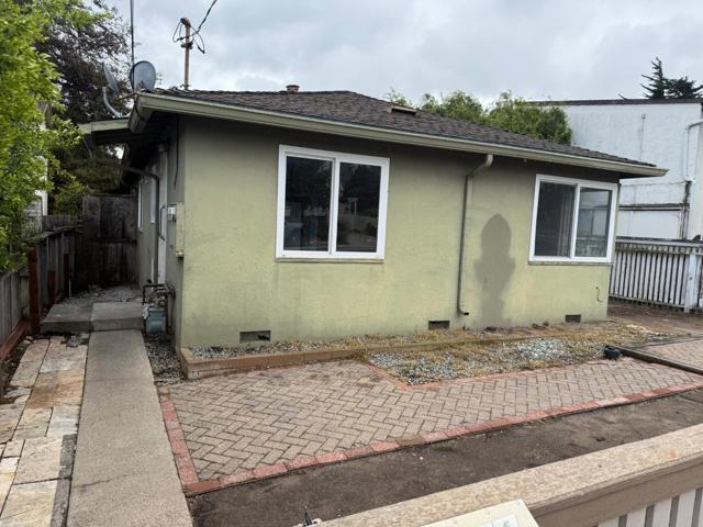 421 Garden Avenue, Monterey CA: https://media.crmls.org/mediaz/5761829a-7a4d-47b8-aec0-d037bc43e9e9.jpg