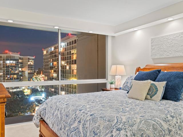 1810 Avenida Del Mundo, Coronado CA: https://media.crmls.org/mediaz/5762c672-047b-4810-9395-fdceaf18f646.jpg