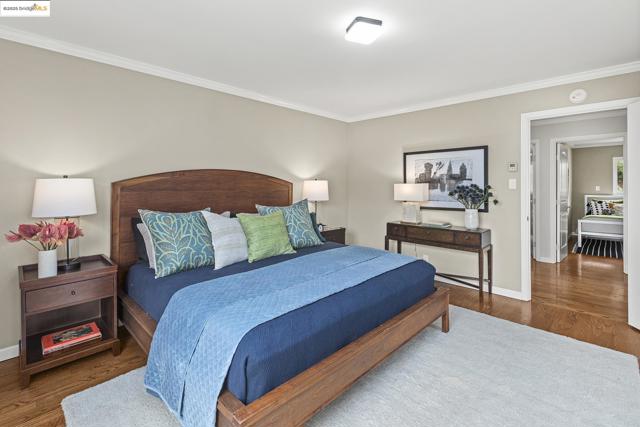 21 Maggiora Ct, Oakland CA: https://media.crmls.org/mediaz/5762ca76-e404-4a44-80b2-e183c7594c1b.jpg