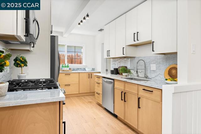 2087 Brook St, Concord CA: https://media.crmls.org/mediaz/5763b4ab-6038-44c1-8bec-25e1ec74a4c3.jpg