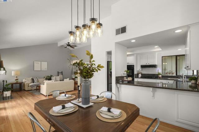 2200 Oneida Cir, Danville CA: https://media.crmls.org/mediaz/57642efe-cfc4-4fea-b3a4-dc0457818175.jpg