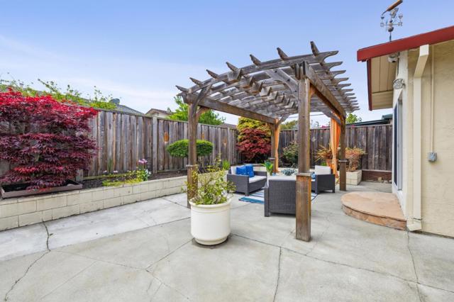 858 Chrysopolis Drive, Foster City CA: https://media.crmls.org/mediaz/576470f6-196b-40da-97e8-79ba11236009.jpg