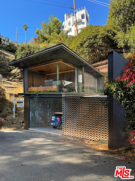 5897 Lorae Place, Los Angeles CA: https://media.crmls.org/mediaz/5764bb71-007e-49c9-aa49-03b6930baae8.jpg