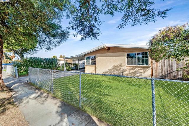 27946 Pompano Ave, Hayward CA: https://media.crmls.org/mediaz/5765e393-6c85-4ce6-b9b5-57d1c4343385.jpg