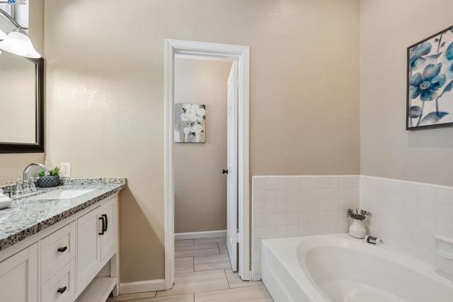 25 Phillips Ct, Tracy CA: https://media.crmls.org/mediaz/57660320-f6c2-4218-a2c9-49a25dc76d5c.jpg