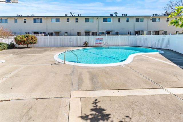 462 Craven Court, Hayward CA: https://media.crmls.org/mediaz/57666a20-57fc-4771-8e5d-56d0366cfe5e.jpg