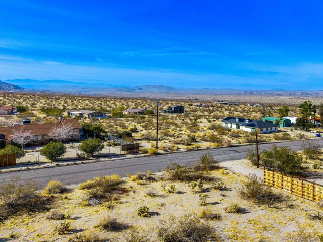 7215 Mt Lassen Avenue, Joshua Tree CA: https://media.crmls.org/mediaz/57667598-430f-4c02-b137-be180c6e03a3.jpg