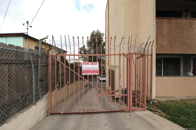 4041 Oakcrest Dr, San Diego CA: https://media.crmls.org/mediaz/5767f2bc-5a89-4cf9-ac43-53750f071b0d.jpg