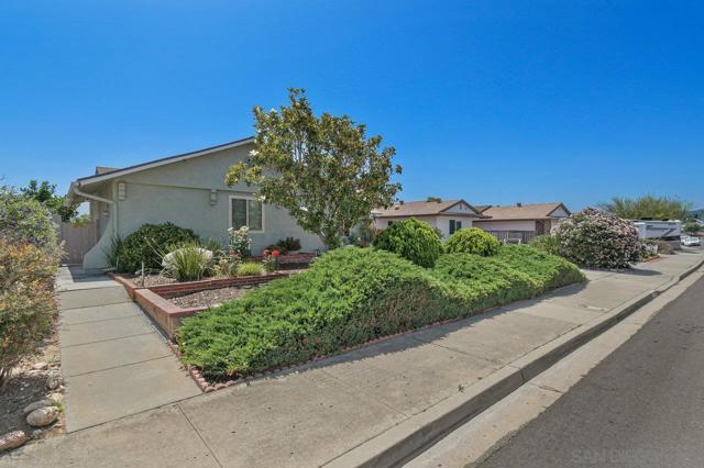 9633 Pebble Beach Dr, Santee CA: https://media.crmls.org/mediaz/576a7a50-56cd-4c04-a391-1a25ecd0a5fd.jpg