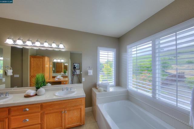 2927 Carlingford Ln, Vallejo CA: https://media.crmls.org/mediaz/576a927a-bd9b-47a5-a4f6-d117140c79bf.jpg