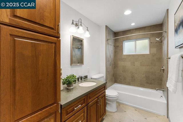 41 Iris Ln, Walnut Creek CA: https://media.crmls.org/mediaz/576bd76a-f09d-438c-9e45-d3bf1fe01196.jpg