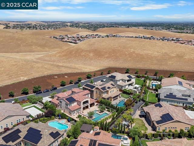 1927 Vintage Cir, Brentwood CA: https://media.crmls.org/mediaz/576beb30-2c6c-441e-a1ac-859271e17093.jpg