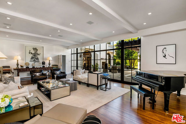 722 N Maple Drive, Beverly Hills CA: https://media.crmls.org/mediaz/576c502e-3c6e-4bc2-b14e-f3d2a3ebabe1.jpg