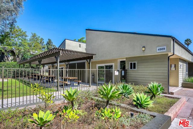 4818 Hollow Corner Road, Culver City CA: https://media.crmls.org/mediaz/576cd68c-1b4c-4ddf-b8e7-313b30db49c7.jpg