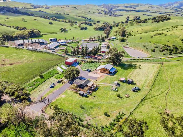 5135 Andrade Rd, Sunol CA: https://media.crmls.org/mediaz/576d21cf-af6e-4374-96b0-4cd7cfc230b0.jpg
