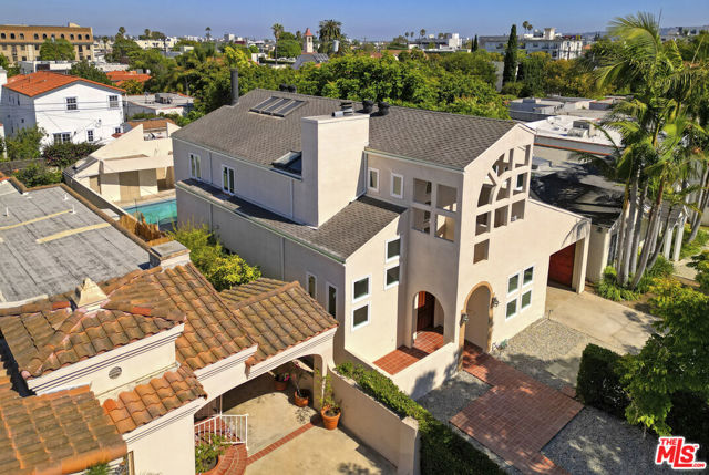426 S Swall Drive, Beverly Hills CA: https://media.crmls.org/mediaz/576e7a89-1655-4bc5-853c-ef18b15bfcc0.jpg