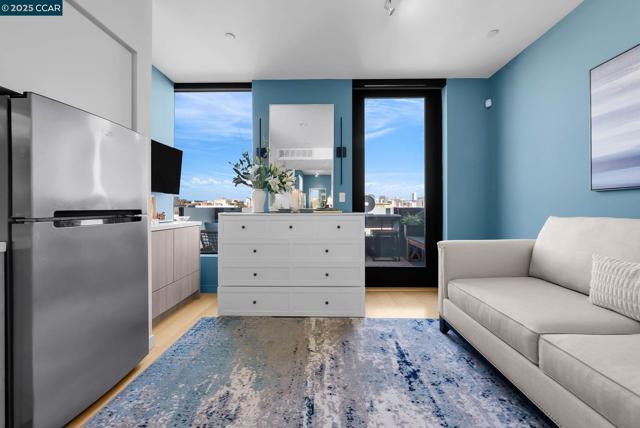 1515 15Th St, San Francisco CA: https://media.crmls.org/mediaz/576e972d-d6f8-4027-8a13-09d09bd3e0fc.jpg