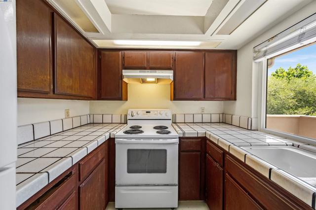 136 Hackamore Ln, Fremont CA: https://media.crmls.org/mediaz/576ea0c2-19d3-4870-b534-d01529f98526.jpg