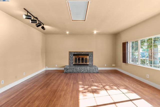 2825 Marlborough Avenue, Redwood City CA: https://media.crmls.org/mediaz/576f0ce6-cb38-4365-8b2d-027d42a575f0.jpg