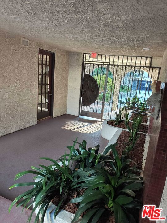 5334 N Lindley Avenue, Encino CA: https://media.crmls.org/mediaz/576f2d61-9934-43d1-b8e5-278598d42211.jpg