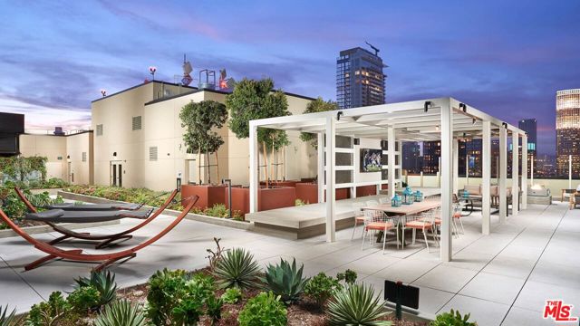 755 S Spring Street, Los Angeles CA: https://media.crmls.org/mediaz/57708cf5-19ce-4d16-844e-9a2891a1fdbc.jpg