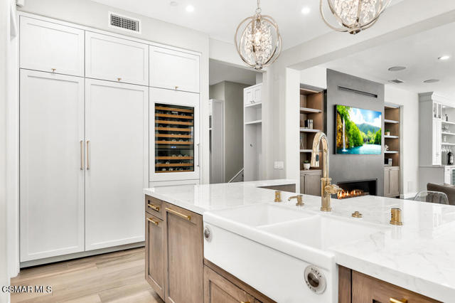 5715 Calais Court, Calabasas CA: https://media.crmls.org/mediaz/5770f976-2089-4ca2-8396-516185253529.jpg