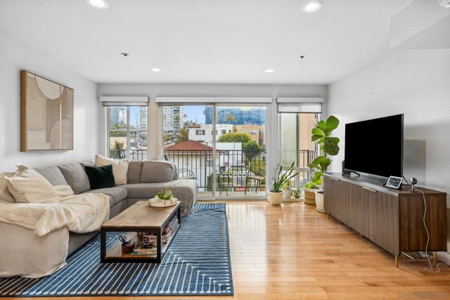 2568 Albatross St, San Diego CA: https://media.crmls.org/mediaz/5771f283-901c-4208-8573-9a33f3343083.jpg
