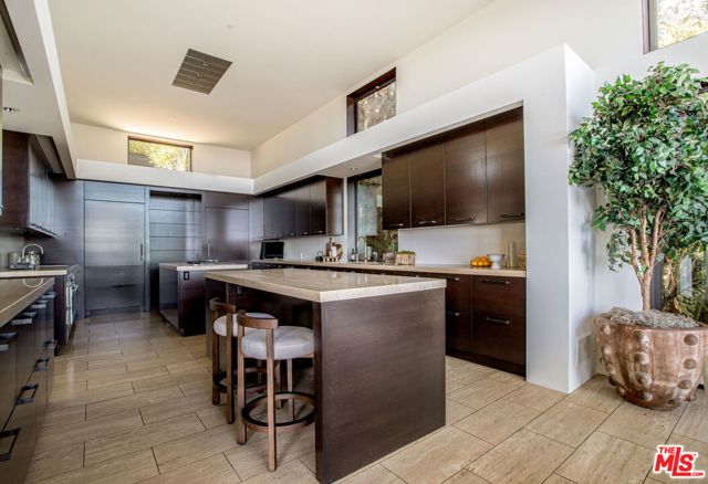 8932 St Ives Drive, Los Angeles CA: https://media.crmls.org/mediaz/5772635b-9082-457c-95cd-bb93cae17b73.jpg