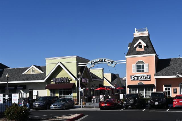 3190 Falcon Drive, Carlsbad CA: https://media.crmls.org/mediaz/5772c133-8c33-4f60-ba92-859fa0db7ebd.jpg