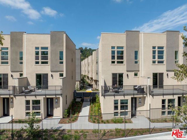 2724 N Rana Way, Los Angeles CA: https://media.crmls.org/mediaz/57734528-cdec-4764-a156-cf87783b72cb.jpg