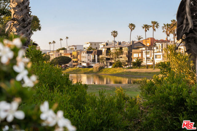 6400 Pacific Avenue, Playa del Rey CA: https://media.crmls.org/mediaz/5773a2ff-89dd-41f8-8611-81496b4cb909.jpg