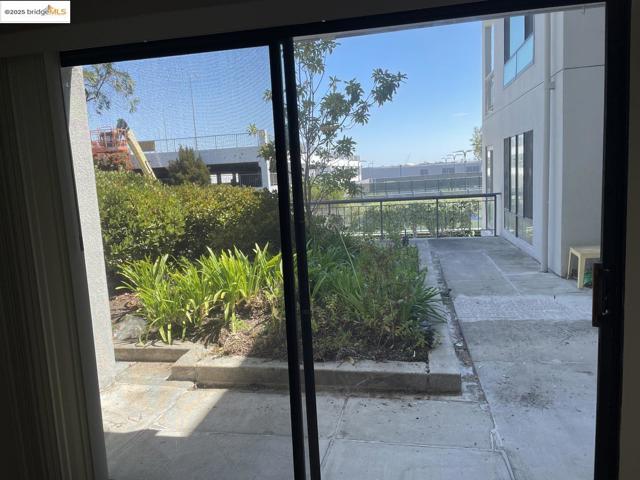 6 Captain DR, Emeryville CA: https://media.crmls.org/mediaz/5773b2a7-5634-41f6-8935-a942bb738c4f.jpg